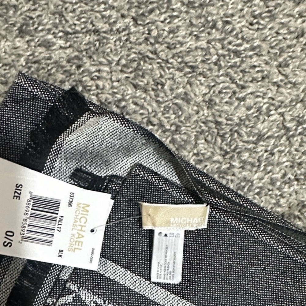 Michael Kors Scarf - Picture 5 of 6